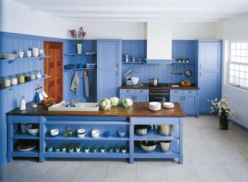 Die blaue Landhausküche MARYVILLE von SCHMIDT Küchen ist einfach zauberhaft. Foto: Schmidt Küchen