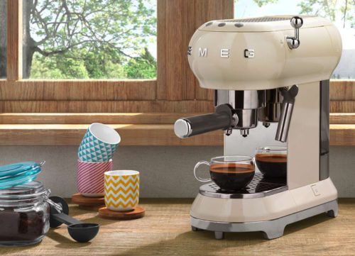 Smeg präsentiert klassische Espresso-Maschine mit Siebträger im bekannten 50‘s Style. Foto: Smeg