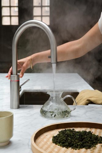 Mit der zeitlos-eleganten Optik passt der Kochendwasserhahn in nahezu jede Kücheneinrichtung. Das vakuumisolierte Wasserreservoir bleibt unter der Spüle gut verborgen.
Foto: djd/Quooker