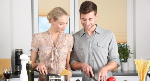 Mit einer ergonomisch optimalen Küchenplanung und genügend Stauraum lassen sich überflüssige Bewegungsabläufe vermeiden und damit Zeit sparen.