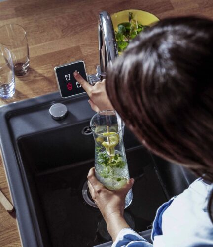 Ein übersichtliches Display ermöglicht per Touchscreen die Auswahl, ob das gewünschte Getränk gekühlt oder ungekühlt aus dem Wasserhahn kommt. Füllmenge und Sprudelgrad lassen sich individuell einstellen. Foto: REHAU