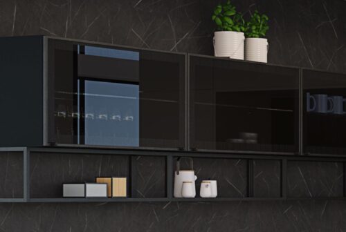 ewe Concreto in pietra grau: Oberschränke mit Metallrahmen in schwarz eloxiert und Dekorglas parsol dunkel und „Smartcube“-Regalen. Foto: ewe Küchen