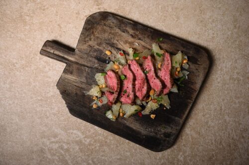 Australischer Einfluss: BORA 5|5 präsentiert Flank Steak auf Pomelo Salat. Foto: BORA