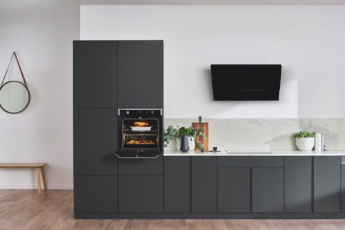 Der innovative Backofen Dual Cook Flex™ verfügt über eine geteilte Tür mit der entweder der gesamte Backofen oder nur der obere Bereich geöffnet werden kann. Foto: Samsung