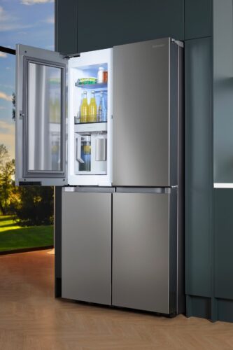 Der „French-Door-Kühlschrank“ von Samsung hat in 2022 den „Kitchen Innovation Award“ gewonnen. Auffällig sind die Doppeltüren mit dem auf der einen Seite integrierten „Beverage CenterTM“. Außerdem ist das Gerät smart und hat eine integrierte No Frost+-Technologie.  