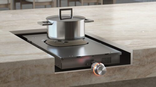 Unter der 12 mm starken Arbeitsplatte befinden sich die leistungsfähigen 21 bzw. 28 cm großen Induktionsmodule von Gaggenau. Sie schaffen eine großzügige und einheitliche, vielseitig nutzbare Kochfläche. Die vollintegrierte Induktion bietet das volle Leistungsspektrum von Gaggenau: 12 Leistungsstufen, Warmhalte- und Booster-Funktion sowie ein beleuchteter Bedienknebel in markantem Edelstahl oder elegantem Schwarz.