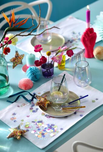Auch wenn der Tisch auf den ersten Blick eher an Karneval und Frühling erinnert, es handelt sich um eine adventliche Deko. Kräftige Farben und Glitzer ergeben eine große Portion gute Laune. Alles von Impressionen.
