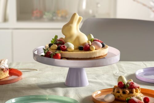 Eine Platte mit Fuß macht sich auf dem Buffett besonders gut. Praktisch ist, dass andere Lebensmittel darunter drapiert werden können. Hingucker: Einen Lindt-Hasen auf den Kuchen setzen. Geschirr aus der Serie „Ostuni“ von Leonardo.