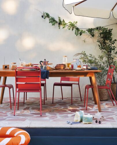 Die Stühle begeistern mit dem mediterranen Terracotta-Ton. Das harmoniert gut zum schlichten Holztisch. Aus Metall, je ca. 70 Euro, von Maisons du Monde.