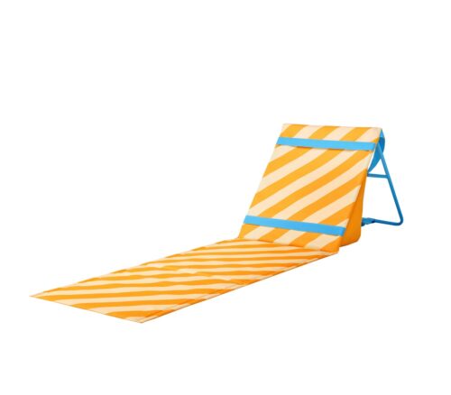 Praktisch für unterwegs ist die faltbare Sonnenliege „Strandön“ von Ikea. Die frische ist ein echter Blickfang vor Ort, ca. 30 Euro. ©Inter IKEA Systems B.V. 2023