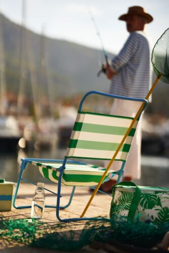 Der klappbare Strandstuhl ist leicht und bietet einen gemütlichen Platz an jedem Ort. Aus der Serie „Strandön“, ca. 30 Euro von Ikea. ©Inter IKEA Systems B.V. 2023
