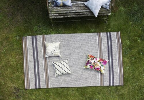 Es muss nicht immer eine Picknickdecke sein. Als praktisch erweist sich auch ein Outdoor-Teppich, der sehr robust und vor allem abwaschbar ist. Von Designers Guild.