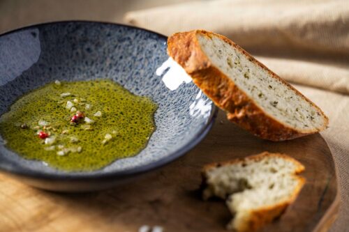 Olivenöl mit Salz und Knoblauch gemischt, das ist eine tolle Vorspeise zu Baguette. Der dekorative Keramikteller ist von Leonardo.