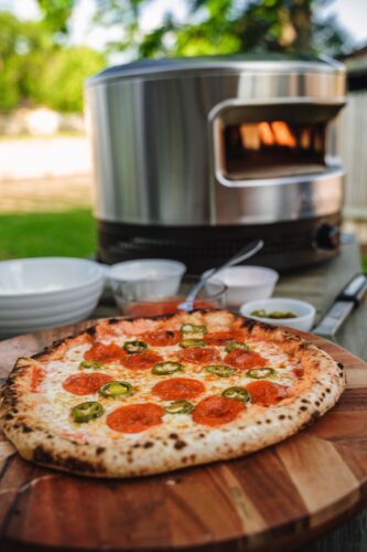 Das tolle Design fällt ins Auge. Doch auch technisch ist der Ofen modern und ideal, um im Garten die eigene Pizza zu backen. Man kann ihn mit Holz oder Gas betreiben, je nach Zubereitungswunsch, von Solo Stove, ca. 500 Euro.