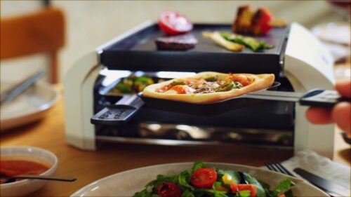 Für vier kleine Pizzen gedacht ist der Grill von Stöckli. Den Teig mit den Zutaten gibt man in ein Pfännchen, ähnlich wie beim Raclette, ca. 320 Euro.