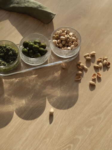 Hübsch sind die Schalen, um Oliven oder Nüsse anzubieten. Sie sind aus Glas und gehören zur Serie „Pilastro“ von Stelton.