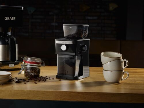 Elegant in Schwarz kommt die Kaffeemühle „CM252“ von Graef daher. Sie mahlt besonders aromaschonend und leise und hat 17 Stufen. Sie ist perfekt geeignet für Einsteiger.