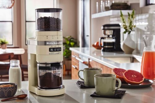 Ein echter Schlüsselfaktor für guten Kaffee ist der Mahlgrad der Kaffeebohne. Denn nur frisch gemahlen kann sie ihr volles Aroma und das gesamte Geschmackspotenzial entfalten. Die Kaffeemühle „Artisan“ hilft dabei und bietet viele Einstellungen, um den Kaffee nach Wunsch zu mahlen, von KitchenAid. Dank einer smarten Dosiertechnologie wird die Mahldauer automatisch an die Mahlgröße und die gewünschte Kaffeemenge angepasst.