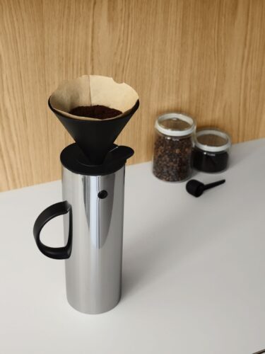 Per Hand aufgebrüht lässt sich die Zubereitung von Filterkaffee richtig zelebrieren. Praktisch, wenn das Getränk dann gleich in die Thermoskanne läuft und schön warmgehalten wird. Kanne mit passendem Filter von Stelton.
