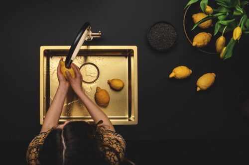 Die goldene Farbgebung dieser flachbündigen Spüle aus der Como PVD Serie von Falmec verleiht jeder Küche einen Hauch von Luxus und fügt sich harmonisch in das minimalistische Design ein. Die metallische Veredelung durch das Physical Vapour Deposition-Verfahren garantiert Brillanz und Langlebigkeit.