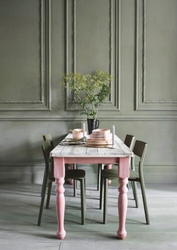 Die leichte Salbei-Nuance als Grundfarbe ist dezent. Ton in Ton harmonieren die Stühle dazu. Ein Eyecatcher ist der rosafarbene Tisch im Shabby-Look. Mit Chalk Paint, einer Kreidefarbe, lässt er sich leicht streichen. Die Farbe heißt „Scandinavian Pink“ und ist von Annie Sloan.