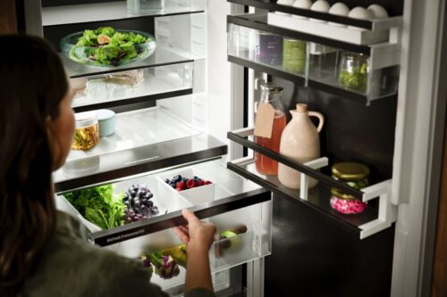 Liebherr bietet eine Vielzahl hochwertiger Materialien für individuelle Küchen an, darunter Geräte mit exklusiven BlackSteel-Elementen, die den Innenraum zu einem besonderen Blickfang machen.