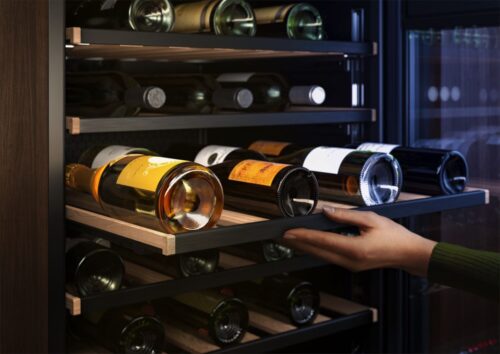 Der AEG-Weinklimaschrank 8000 Perfect Shelving Cellar verfügt über ein Regalsystem, das verschiedene Flaschenformen aufnimmt und so die optimale Lagerung sowie den Schutz der Weinqualität sicherstellt.