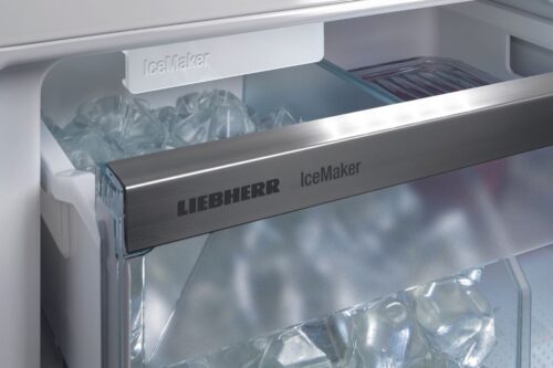Der IceMaker produziert bis zu 130 Eiswürfel täglich, automatisch in zwei Schubfächer. MaxIce beschleunigt die Produktion bei Bedarf. Anschluss an die Frischwasserleitung oder optional mit Wassertank erhältlich.