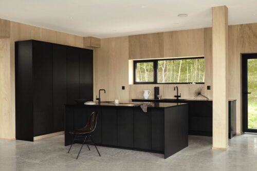 Helles Holz ist der Frische-Kick für die schwarze Küche. Das wirkt modern, nordisch und stilvoll. Die Küche ist von Nordiska Kök.