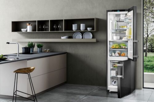 Liebherrs freistehende Kühlschränke vereinen nahtloses, modernes Design mit herausragender Ästhetik. Ein Beispiel dafür sind Geräte mit eleganten BlackSteel-Elementen, die sowohl äußerlich als auch innerlich eine besondere visuelle Note bieten.