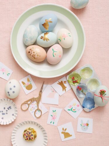 Gefärbte Eier gehören zum Osterfest. Machen Sie die Eier mit den verspielten Tatoos „Ostern“ von Meri Meri zum echten Schmuckstück. Das sieht besonders schön aus auf ganz dezent gefärbten Eiern oder auf naturbelassenen. Am Ende sind die Eier beinahe zu schade, um sie aufzuessen. Zu kaufen über TakaTomo.
