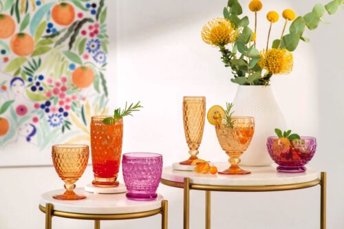 Details können viel her machen, so auch die Kristall-Gläser und Schalen aus der Serie „Boston Coloured“ von Villeroy & Boch in den Farben „Safron“ und „Berry“. Sie sind ideal für Cocktails und exotische Säfte. Selbst in einem schlichten Ambiente werden sie zum Blickfang.