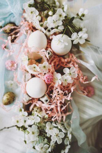Ein Eierkarton ist Grundlage für dieses DIY. Setzen Sie weiße Eier hinein, sie können ausgepustet sein oder gekocht. Auch Kerzen in Eiform sind eine gute Idee für das Arrangement. Verzieren Sie alles mit Kirchblüten und rosafarbenem Sisalgras. Tipp: Die Deko kann alternativ mit Trockenblumen gut aussehen. Idee aus dem Buch „Frühlings-Traum“ von Callwey.