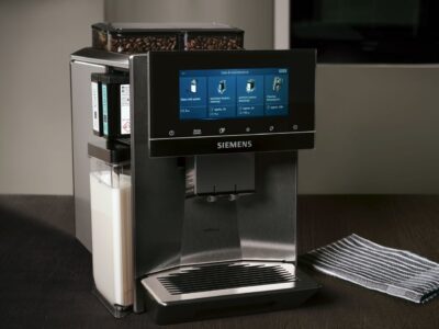 Der Kaffeevollautomat EQ900 plus von Siemens muss nicht eigenhändig entkalkt werden. Er verfügt neben vielen anderen sinnvollen Features über eine Auto calc’n Clean Funktion, eine automatische Reinigung und Entkalkung. 