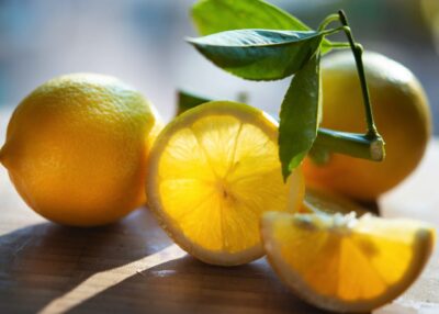 Ein Zitronenbäumchen in der Küche bringt nicht nur eine mediterrane Atmosphäre, sondern kann auch frische Früchte für Getränke und Gerichte liefern. Die leuchtend gelben Zitronen sorgen für einen Farbtupfer und einen erfrischenden Duft.