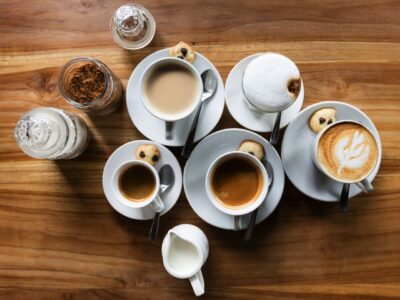 Von Espresso bis Latte: Eine Auswahl an Kaffee, die zeigt, wie vielfältig das beliebte Heißgetränk sein kann. Foto: Cyril Saulnier - Unsplash