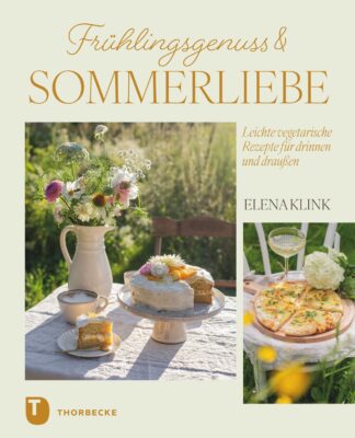 Egal ob fürs Sommer-Picknick oder die Gartenparty – im Buch „Frühlingsgenuss & Sommerliebe“ von Elena Klink finden sich viele leichte Rezepte. Alle sind vegetarisch. Auch Erdbeeren kommen nicht zu kurz und stecken zum Beispiel in der „Erdbeer-Rhabarber-Limonade mit Vanille“ oder in der „Erdbeer-Holunder-Torte“. Erschienen bei Thorbecke, 29 Euro.