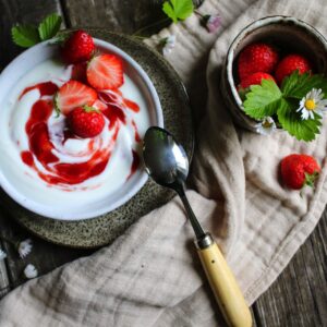 Frischer Erdbeerquark ist eine Köstlichkeit. Dafür einfach ein paar Löffel selbstgemachte Erdbeermarmelade hineinrühren und mit Erdbeeren garnieren. Schmeckt ebenfalls gut mit pürierten Früchten. Löffel von Pallarès.
