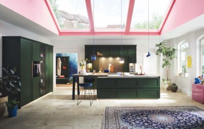Die Küche „Newport“ von Schüller strahlt echte Lebensfreude aus mit den geschmackvollen Farben und den Möbeln mit viel Flair. Die Extras sind ein Hingucker, zum Beispiel die Büste, die Fensterrahmen oder der Teppich.
