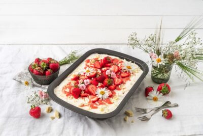 Erdbeeren und weiße Schokolade sind ein perfektes Paar. Eine Idee ist eine weiße Mousse mit Erdbeerpüree und Erdbeeren. Passt gut in die Dessert- und Auflaufform von Zenker.