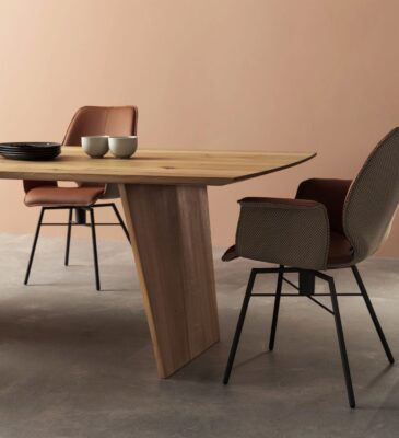 Neun Holzarten, vielfältige Plattenformen und Gestelle. Aus den Komponenten des komplexen Tischsystems CONTUR 3100 lassen sich stilvolle Tische nach individuellen Wünschen und Bedürfnissen gestalten.
