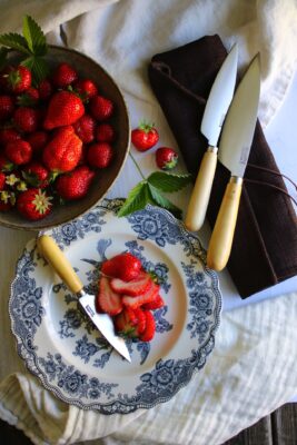 Die Messer von Pallarès schneiden präzise. Sie sind in unterschiedlichen Ausführungen erhältlich, zum Beispiel aus Buchsbaum-Holz. Griff und der Klinge aus „Inox Stainless Steel“. Ideal, um Erdbeeren zu putzen und zu zerteilen.