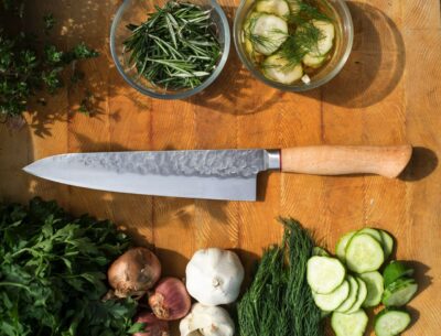 Ein handgeschmiedetes Messer, perfekt für die Zubereitung frischer Kräuter und Gemüse. Die scharfe Klinge und der ergonomische Griff machen die Küchenarbeit zum Vergnügen. Foto: Kevin Doran 