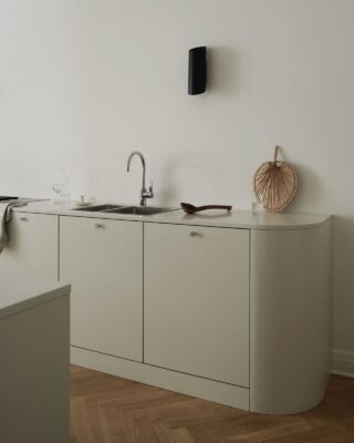 Die cremefarbene Küche im minimalistischen Stil ist von Nordiska Kök. Sie wirkt elegant mit der leichten Rundung und ist absolut zeitlos in ihrem schlichten Design.