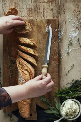 Dieses Brotmesser schneidet mühelos durch die knusprige Kruste und das weiche Innere eines frischen Laibs. Ein unverzichtbares Werkzeug für jede Küche. Foto: Olivie Strauss