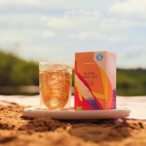 Es muss an heißen Tagen nicht immer nur Wasser sein. Tee ist eine super Alternative. Der köstliche „Iced Tea Green Mate und Peach“ ist köstlich, darin stecken viele Nährstoffe. Für die Zubereitung vor dem Picknick aufgießen und in einer Thermoskanne kühl halten. Mit einem Minze-Blatt dekoriert sieht es besonders hübsch aus. Von Paper & Tea.