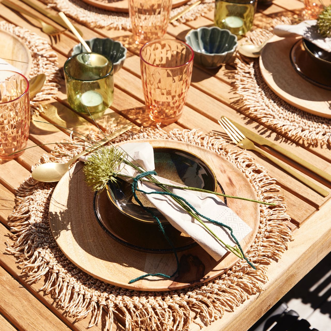 Körbe und Accessoires aus Palmenblättern sind ein mallorquinisches Markenzeichen. Das wunderschöne Tischset aus Stroh mit Fransen erscheint einladend und wertet jede gedeckte Tafel im mediterranen Stil auf, von JYSK.