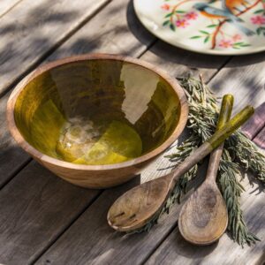 Mit der Schüssel „Heitere Stunden“ lässt sich Salat stilvoll servieren. Die Schüssel aus Mangoholz ist mit einem Harzfinish veredelt. Passend dazu gibt es das Salatbesteck. Alles von Linvosges.