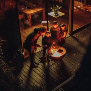 Die Bowl von Höfats ist eine super schöne Feuerschale, die aber auch mit dem richtigen Zubehör zum Grill wird. Die Dreibein-Konstruktion gibt der Schale Halt. Da hat die ganze Familie ihren Spaß!