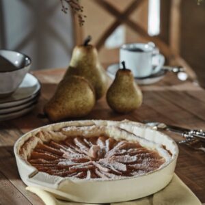 Birnen sind ein winterliches Obst und haben einen köstlichen süßen Geschmack. Schnell gemacht ist eine Birnen-Tarte oder ein Birnen-Crumble. Passende Formen gibt es bei Loberon, zum Beispiel „Tarteform Noila“ aus Keramik.